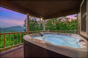 Trapper Johns Mountain Lodge 4 bed, 3 bath private location in Wears Valley with mountain views